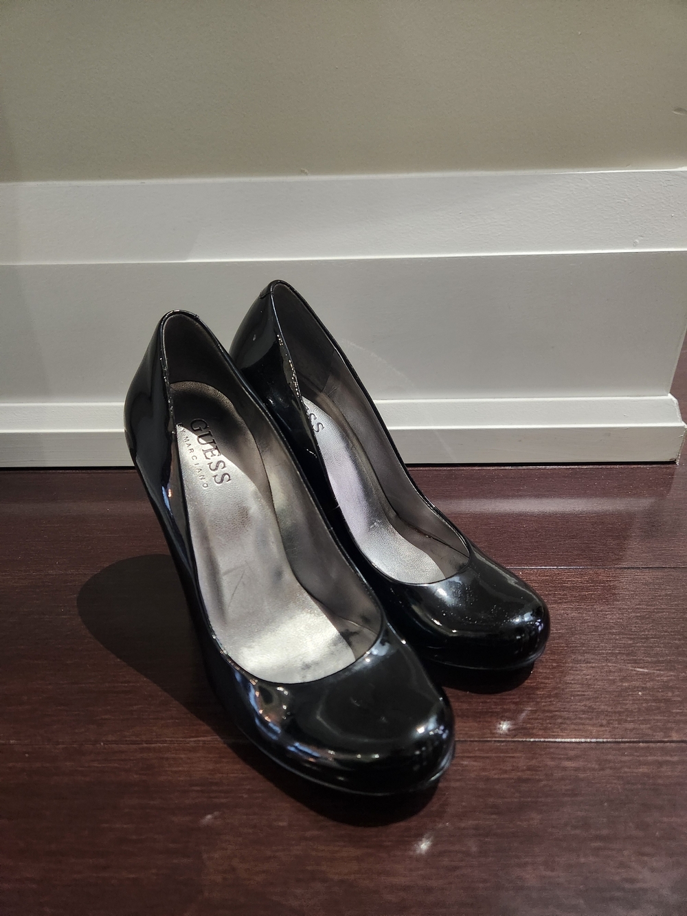 GUESS Black Patent Leather Classic Pumps
